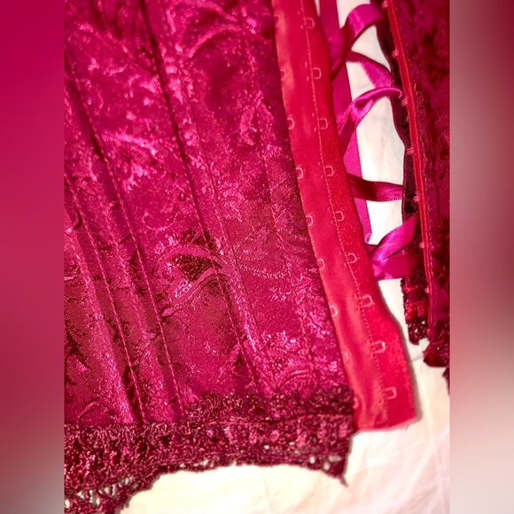 Deep red halter corset - Picture 2 of 8